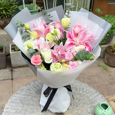 岳阳9朵玫瑰混搭百合，爱恋纯真无邪